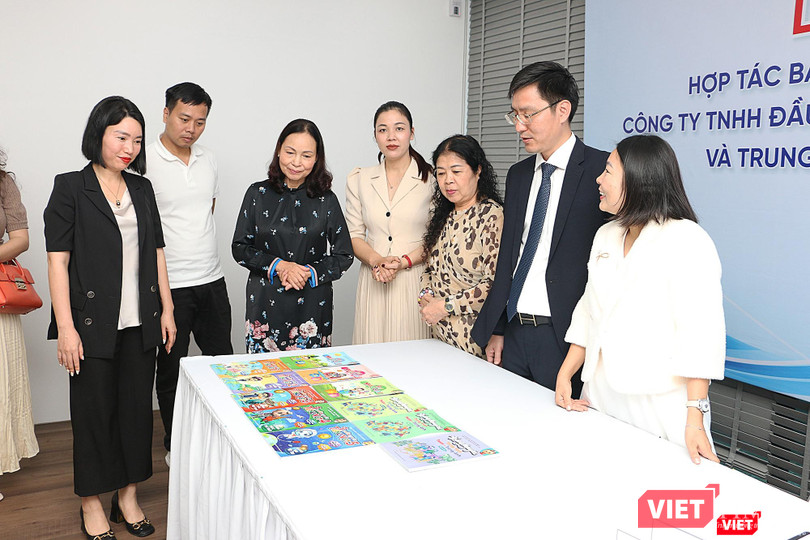 Đại diện công ty Trạng Nguyên giới thiệu bộ sách học liệu cho học sinh tiểu học