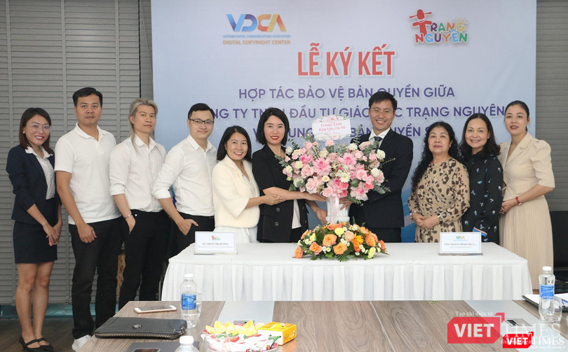 Đại diện Trung tâm Bản quyền số trao tặng lẵng hoa cho Công ty TNHH Đầu tư Giáo dục Trạng Nguyên