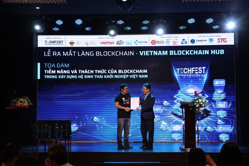 Đại diện Cục phát triển thị trường và doanh nghiệp - Bộ Khoa học và Công nghệ (NATEC) - trao quyết định cho Trưởng làng Blockchain Đại diện Cục phát triển thị trường và doanh nghiệp - Bộ Khoa học và Công nghệ (NATEC) - trao quyết định cho Trưởng làng Blockchain
