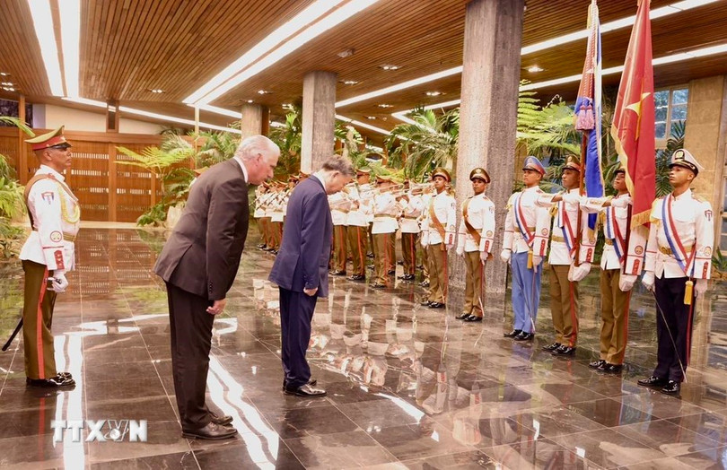 Tổng Bí thư, Chủ tịch nước Tô Lâm và Bí thư thứ nhất, Chủ tịch nước Miguel Díaz-Canel Bermudez cùng tới chào Quốc kỳ hai nước và Đội danh dự (Ảnh: TTXVN).