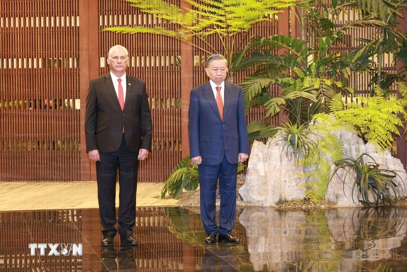 Tổng Bí thư, Chủ tịch nước Tô Lâm và Bí thư thứ nhất Đảng Cộng sản Cuba, Chủ tịch Cuba Miguel Díaz-Canel Bermudez thực hiện nghi lễ chào cờ (Ảnh: TTXVN).