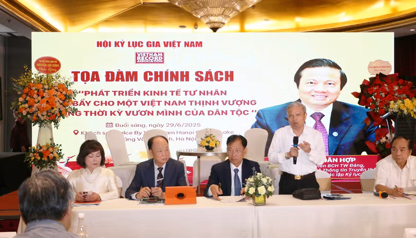 Các chuyên gia lão thành chia sẻ ý kiến tại tọa đàm về phát triển kinh tế tư nhân