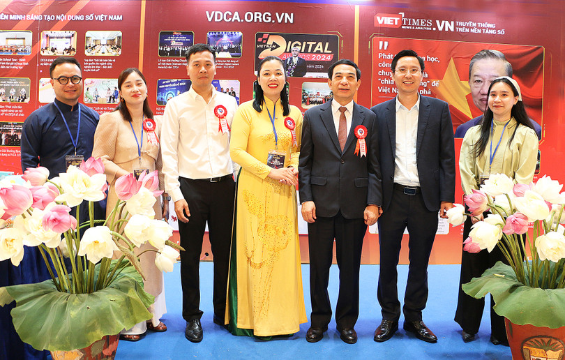 Đại tướng Phan Văn Giang - Bộ trưởng Bộ Quốc phòng thăm gian trưng bày của Hội Truyền thông số Việt Nam. 