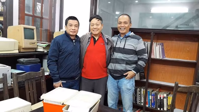 TS Nguyễn Chí Công (giữa) cùng các chuyên gia Nguyễn Ngọc Đức (bên trái) và Nguyễn Thành Nam (bên phải) chụp ảnh kỷ niệm cùng một số kỷ vật sưu tập. Ảnh: FB nhân vật