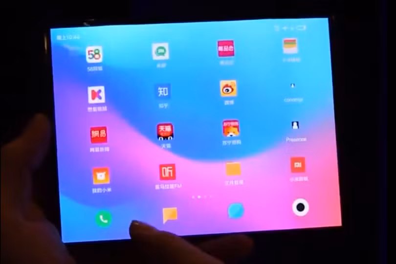 Máy tính bảng gập lại thành điện thoại (ảnh cắt từ clip)