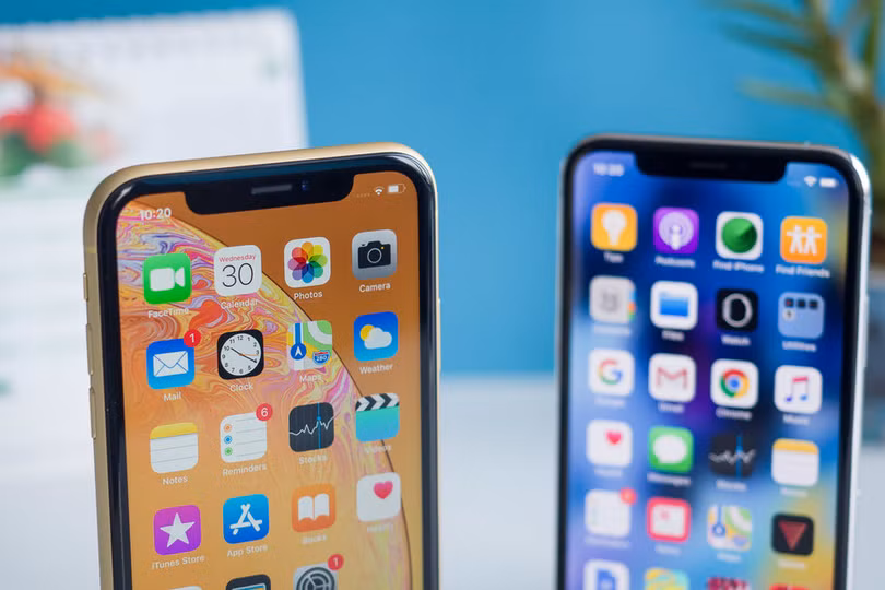 iPhone X và XS nổi tiếng với phần mấu đen khá lớn ở phía trên màn hình (ảnh: Phone Arena)