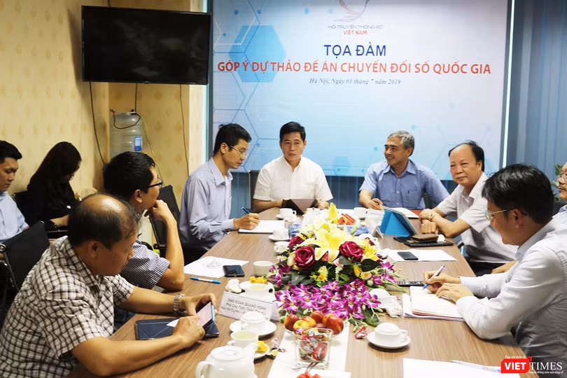 Các đại biểu tham dự tọa đàm góp ý Dự thảo Đề án Chuyển đổi số Quốc gia