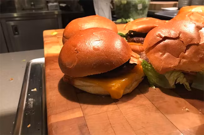 Món bánh burger có cách sắp xếp giống như emoji của Google (ảnh: The Verge)