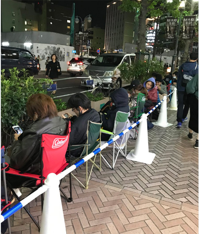 iPhone X: chen lấn xô đẩy ở Singapore, xếp hàng dài ở Úc, Nhật, Nga, Anh; nụ cười trở lại ảnh 6