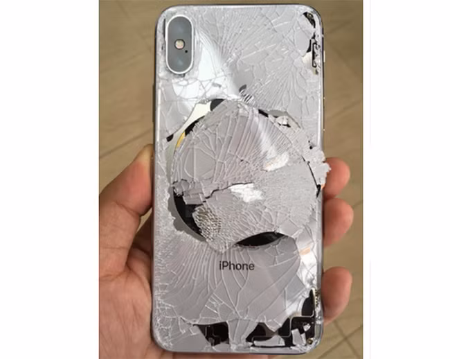 iPhone X bị rơi sẽ khiến chủ nhân tốn một khoản chi phí không nhỏ (ảnh: Phone Arena)