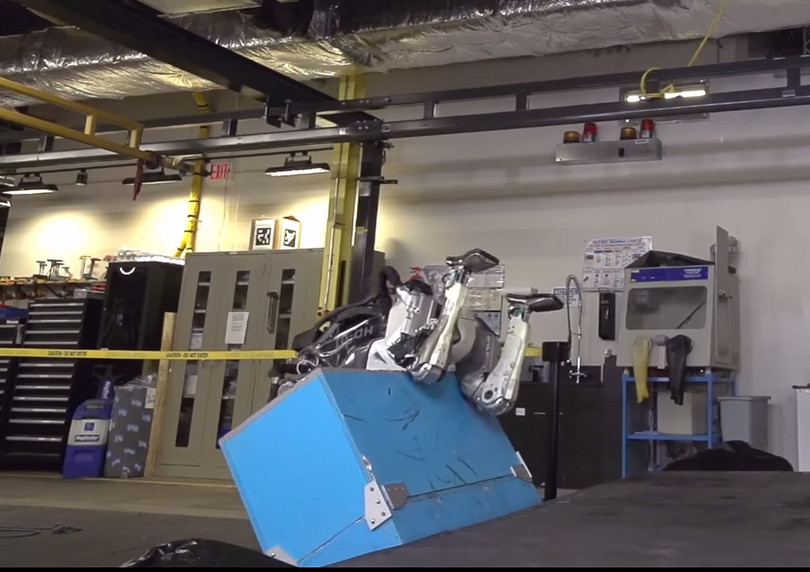 Kinh ngạc với cú nhảy “thần sầu” santo lộn ngược của robot ảnh 1