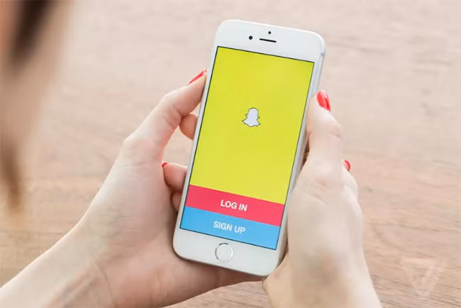Snapchat là ứng dụng mạng xã hội khá phổ biến ở Anh, Mỹ (ảnh: The Verge)