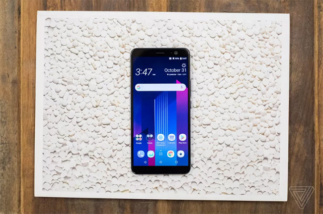 HTC U11+ (ảnh: The Verge)