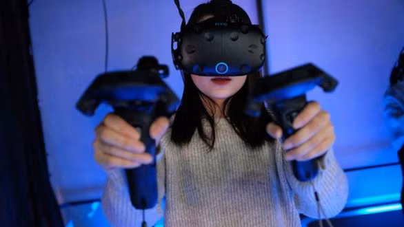 Một người đang thử trò chơi thực tế ảo tại một cơ sở VR ở Thượng Hải, Trung Quốc - Ảnh: AFP