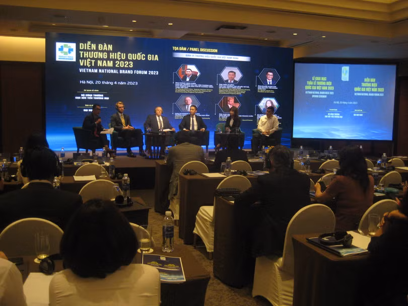 Các diễn giả trong phần giao lưu của Diễn đàn Thương hiệu quốc gia Việt Nam 2023