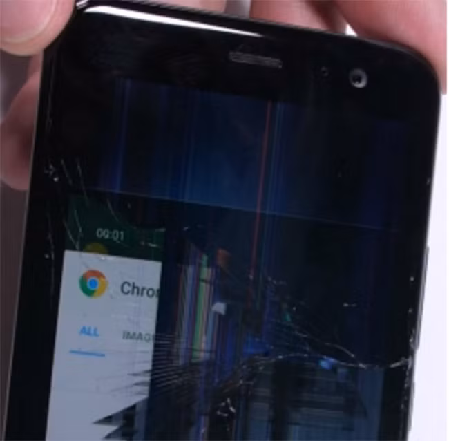 Thử độ bền HTC U11: vỡ màn hình sau khi bị uốn cong ảnh 1