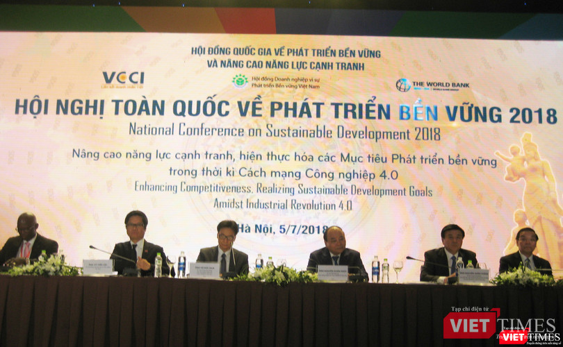Thủ tướng Nguyễn Xuân Phúc, Phó Thủ tướng Vũ Đức Đam, Chủ tịch VCCI Vũ Tiến Lộc và Giám đốc World Bank Ousmane Dione tham dự và phát biểu tại hội thảo