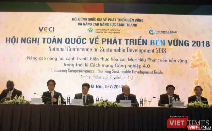 Thủ tướng Nguyễn Xuân Phúc, Phó Thủ tướng Vũ Đức Đam, Chủ tịch VCCI Vũ Tiến Lộc và Giám đốc World Bank Ousmane Dione tham dự và phát biểu tại hội thảo