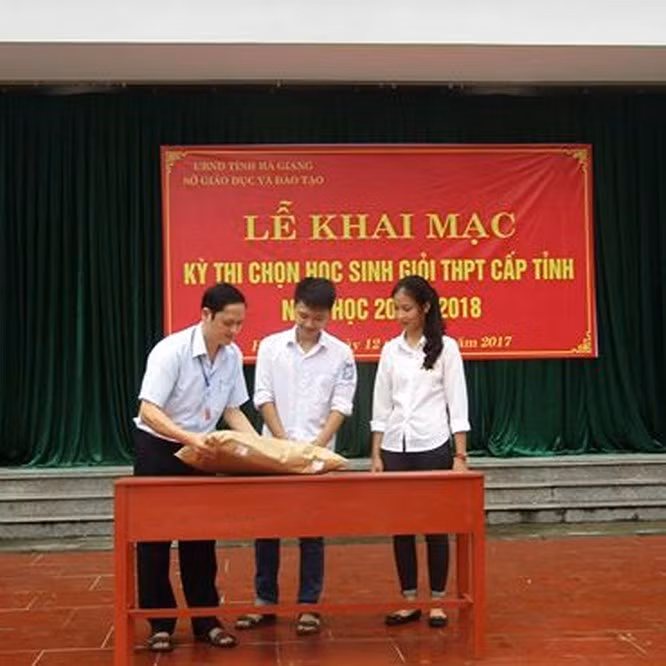 Ông Vũ Trọng Lương (bên trái) - người đã cố tình làm sai lệch kết quả thi tốt nghiệp THPT ở Hà Giang. Ảnh: FB nhân vật