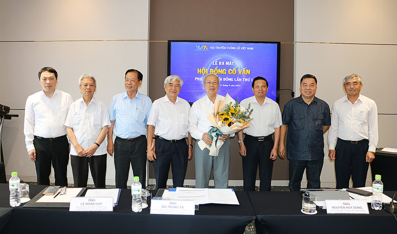 Thứ trưởng Bộ Thông tin và Truyền thông Nguyễn Huy Dũng tặng hoa cho Hội đồng cố vấn VDCA