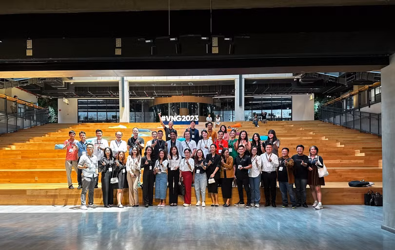 Nhân viên VNG chụp ảnh lưu niệm với đoàn công tác SVDCA