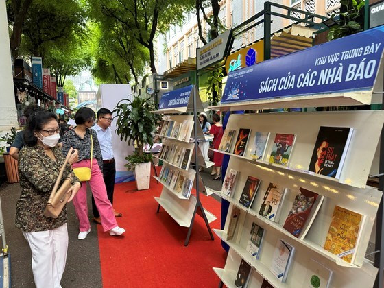 sach cua nguoi lam bao.jpg