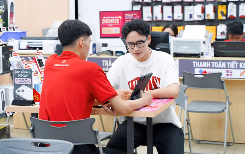 Khách hàng tìm hiểu dòng sản phẩm iPad 2024 tại một đại lý ủy quyền của Apple tại Việt Nam