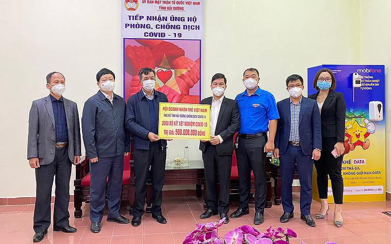 Hội doanh nhân trẻ Việt Nam hỗ trợ tỉnh Hải Dương 2000 kit xét nghiệm nhanh Covid-19