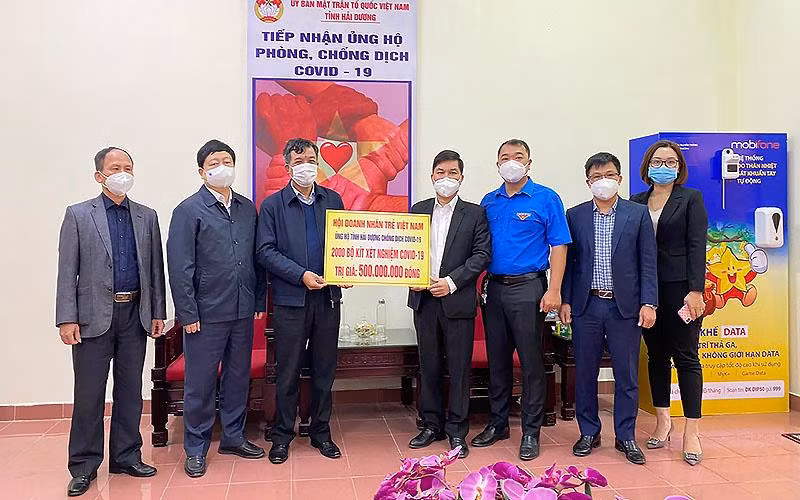 Hội doanh nhân trẻ Việt Nam hỗ trợ tỉnh Hải Dương 2000 kit xét nghiệm nhanh Covid-19
