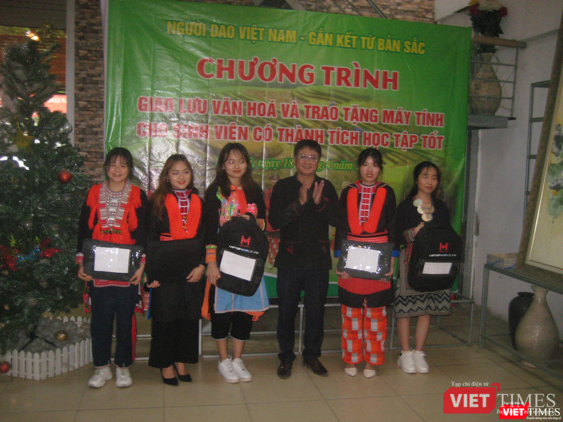 TS Bàn Tuấn Năng trao máy tính đã qua sử dụng cho sinh viên người Dao