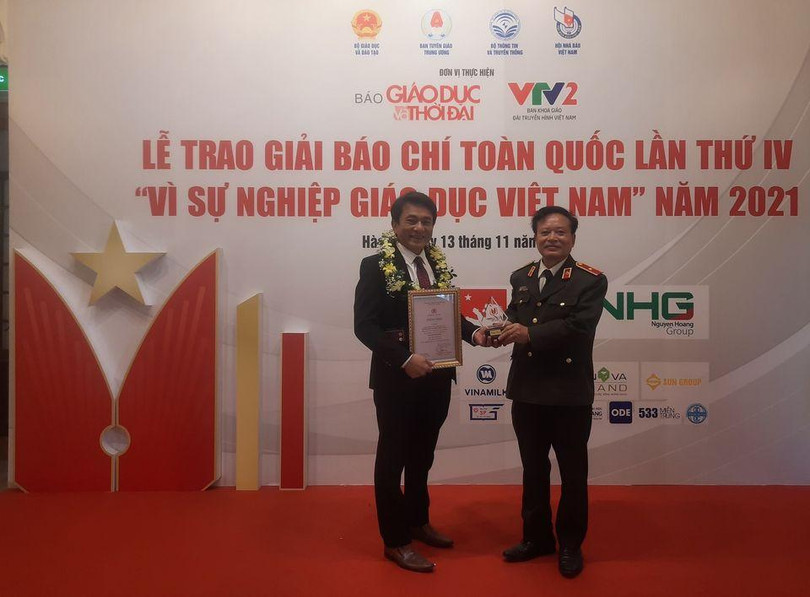 Nhà giáo Trần Trung Hiếu (bên trái) nhận Giải thưởng Báo chí vì Sự nghiệp Giáo dục Việt Nam năm 2021