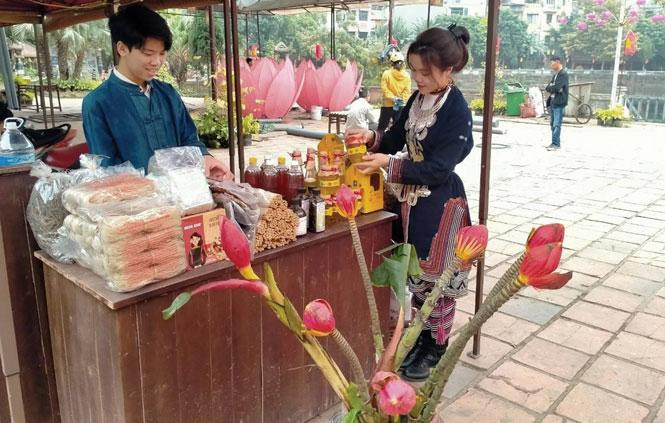 Sinh viên người Dao tham gia bán hàng tại Hội chợ Xuân Văn Miếu 2021