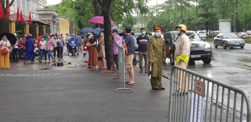 Cảnh sát giao thông và trật tự phối hợp phân luồng xe cộ