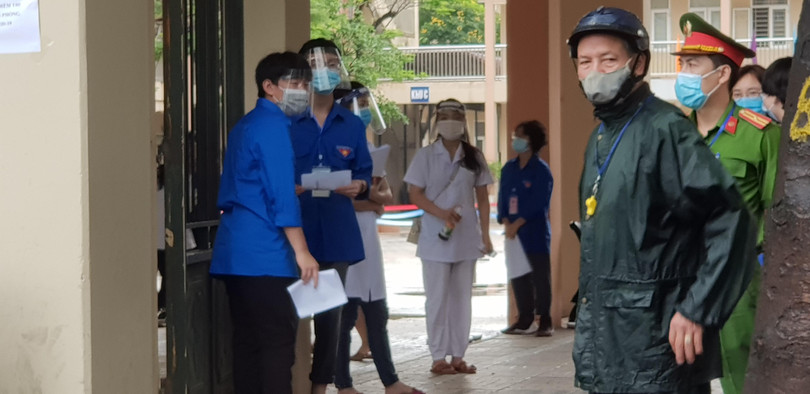 Lực lượng y tế thực hiện đo thân nhiệt và sát khuẩn ngay tại cổng trường