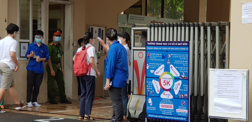 Thí sinh được đo thân nhiệt và sát khuẩn tay