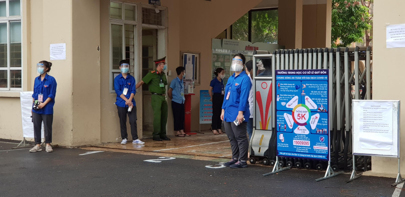 Lực lượng công an và thanh niên tình nguyện làm công tác bảo vệ tại điểm thi