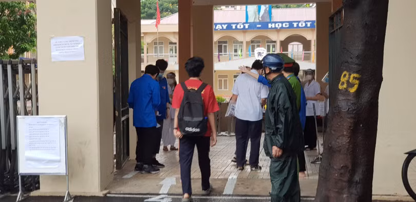 Những thí sinh đầu tiên đến địa điểm thi