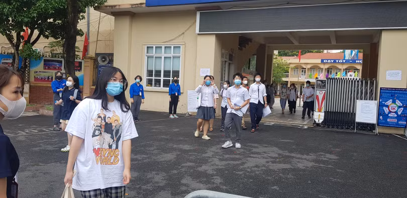 Các thí sinh cho biết đề thi Văn năm nay hơi khó, thời gian làm bài 90 phút hơi ngắn khiến các em khó thể hiện được bài bình luận một cách đầy đủ