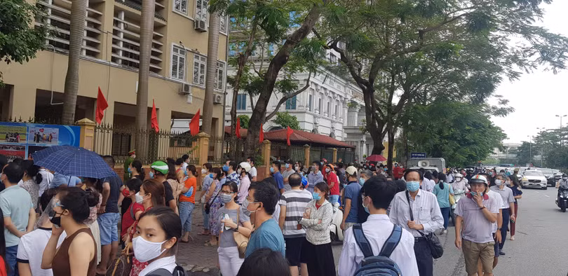 Rất nhiều phụ huynh đứng trước cổng địa điểm thi chờ đợi con em mình trong tâm trạng hồi hộp