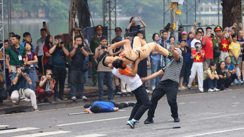 Đại úy Nguyễn Phương Thảo trình diễn một mình hạ gục một lúc nhiều đối tượng gây mất trật tự công cộng với vũ khí nguy hiểm. Ảnh: NLĐ