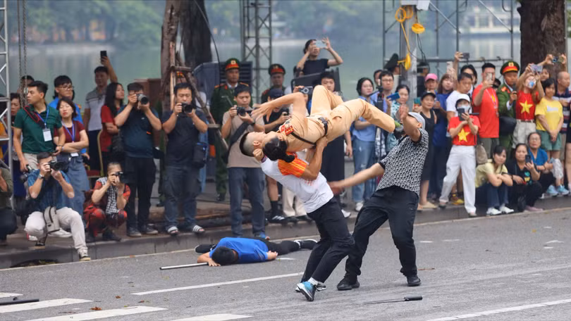 Đại úy Nguyễn Phương Thảo trình diễn một mình hạ gục một lúc nhiều đối tượng gây mất trật tự công cộng với vũ khí nguy hiểm. Ảnh: NLĐ