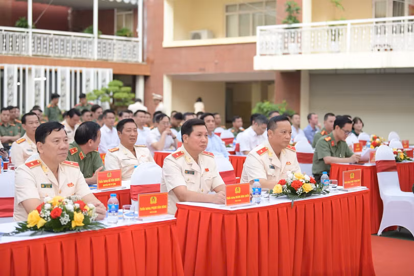 Thiếu tướng Phạm Thanh Hùng, Tư lệnh Bộ Tư lệnh Cảnh vệ cùng đại diện lãnh đạo các đơn vị nghiệp vụ của Bộ Công an tham dự buổi lễ. Ảnh: Như Ý