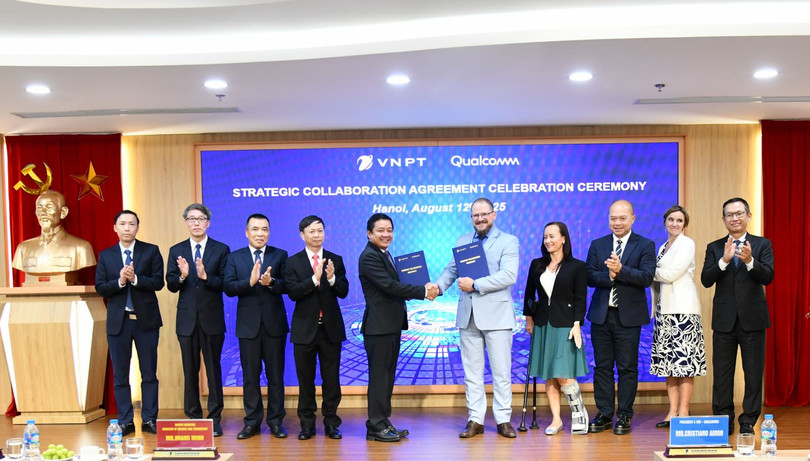 Ông Huỳnh Quang Liêm, Tổng Giám đốc VNPT và ông Cristiano Amon, Chủ tịch kiêm Tổng giám đốc Qualcomm thực hiện nghi lễ trao Thỏa thuận hợp tác chiến lược giữa hai Tập đoàn.