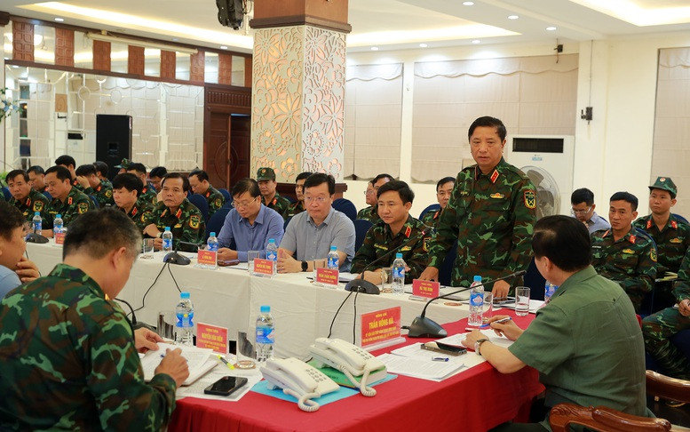 Phó Thủ tướng Trần Hồng Hà chủ trì cuộc họp lần thứ ba trong ngày của Ban Chỉ đạo tiền phương ứng phó bão số 5. Ảnh: VGP/Minh Khôi