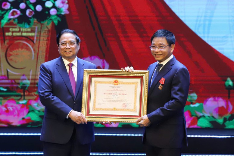 Thủ tướng Phạm Minh Chính đã trao tặng Huân chương Lao động hạng Nhất cho Bộ trưởng Bộ Tài chính Nguyễn Văn Thắng. Ảnh: VGP/HT.