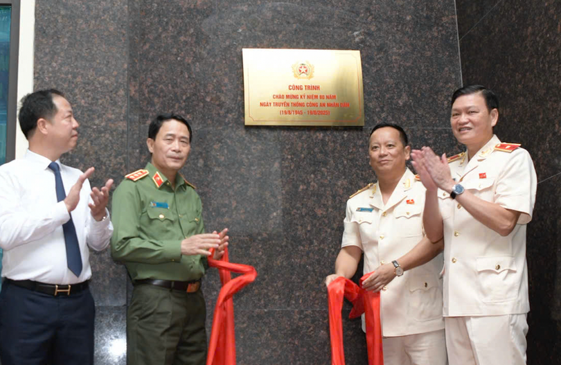 Thượng tướng Lê Quốc Hùng, Ủy viên Trung ương Đảng, Thứ trưởng Bộ Công an cùng các đại biểu gắn biển công trình “Trung tâm Chỉ huy tác chiến khu vực chính trị Ba Đình”. Ảnh: Như Ý