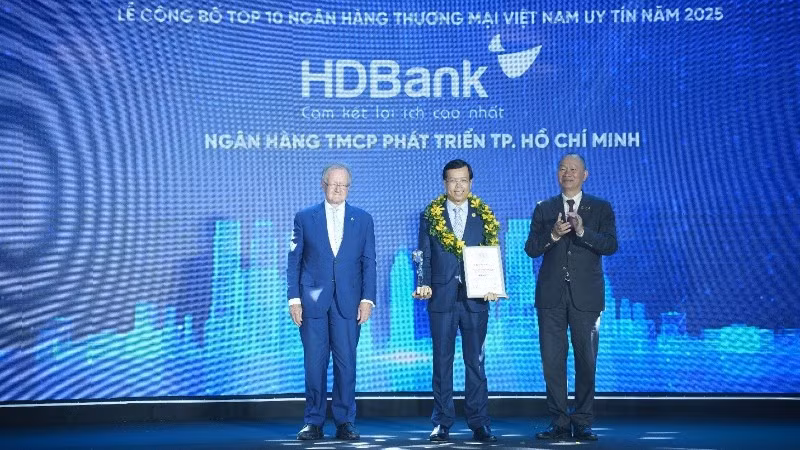 HDBank giữ vị trí thứ 3 Top ngân hàng niêm yết uy tín và hiệu quả nhất Việt Nam.