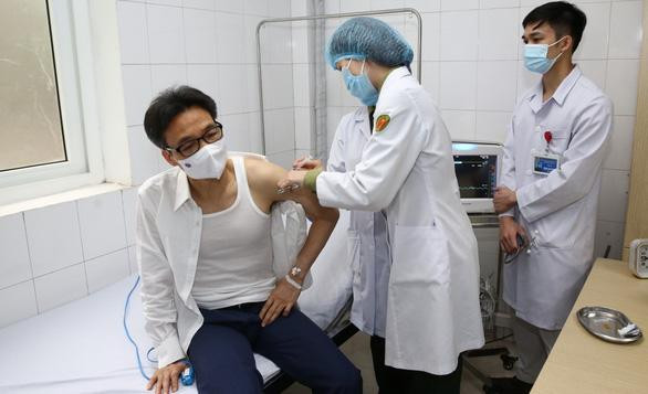 Phó Thủ tướng Vũ Đức Đam tiêm thử nghiệm vaccine Nano Covax ngày 26/3/2021 (ảnh: VOV)