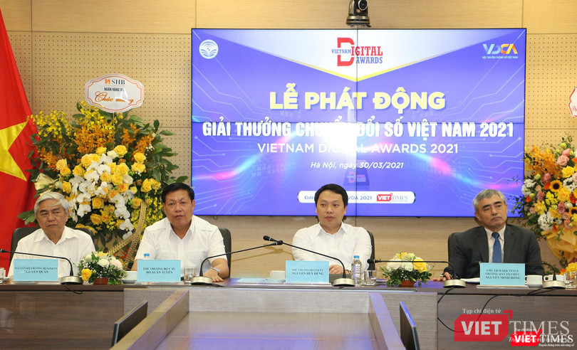 Thứ trưởng Bộ Y tế Đỗ Xuân Tuyên, Thứ trưởng Bộ Thông tin và Truyền thông Nguyễn Huy Dũng, nguyên Bộ trưởng Bộ KHCN Nguyễn Quân và nguyên Thứ trưởng Bộ TT&amp;TT Nguyễn Minh Hồng tại buổi họp báo