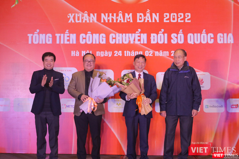 PGS TS Trần Quý Tường (thứ 2 bên phải) được Ban tổ chức chương trình Gặp gỡ Xuân Nhâm Dân 2022 tặng hoa với tư cách đại diện cho tổ chức thứ 17 tham gia Liên minh các hội và hiệp hội CNTT cùng tân Chủ tịch Hiệp hội Thương mại Điện tử Việt Nam Nguyễn Ngọc Dũng. PGS TS Trần Quý Tường (thứ 2 bên phải) được Ban tổ chức chương trình Gặp gỡ Xuân Nhâm Dân 2022 tặng hoa với tư cách đại diện cho tổ chức thứ 17 tham gia Liên minh các hội và hiệp hội CNTT cùng tân Chủ tịch Hiệp hội Thương mại Điện tử Việt Nam Nguyễn Ngọc Dũng.